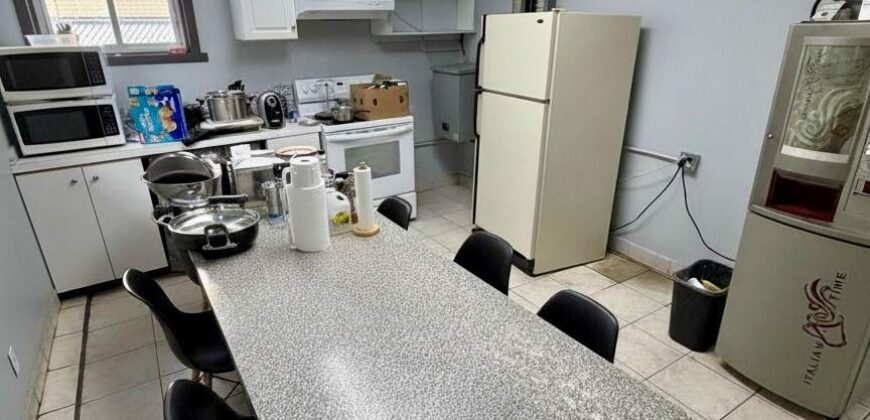 SHOWROOM/OFFICE SPACE